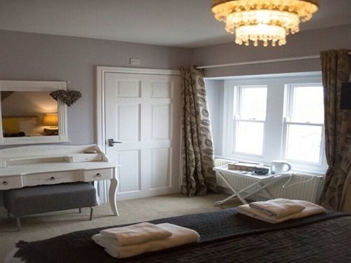 Eaton House Hotel Pembroke Luaran gambar