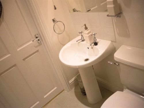 Eaton House Hotel Pembroke Luaran gambar