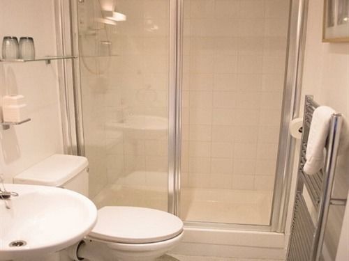Eaton House Hotel Pembroke Luaran gambar